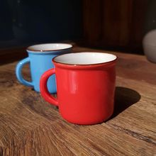 Xícara de Café Esmaltada Branca e Vermelha 5x5,5cm