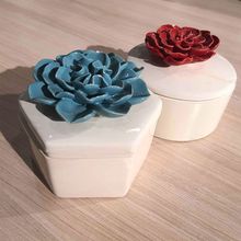 Caixa Branca Com Flor Azul De Cerâmica 13x12x11cm