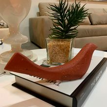 Pássaro Coiba Decorativo De Concreto Vermelho 21cm Reginez