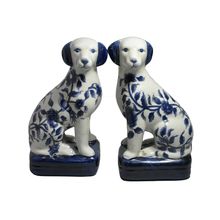 CONJUNTO DE ESCULTURAS EM FORMATO DE CACHORROS BRANCO E AZUL 2 PEÇAS